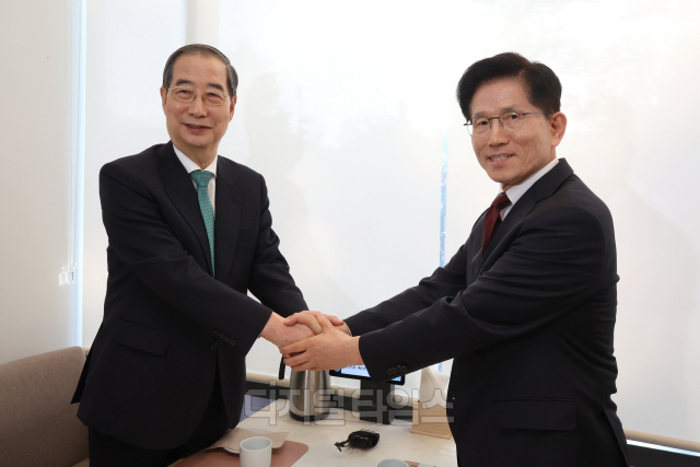 김문수(오른쪽) 국민의힘 대선 후보와 한덕수 무소속 예비후보가 지난 7일 서울 종로구의 한 식당에서 단일화 관련 회동에 앞서 악수하고 있다. 박동욱기자 fufus@